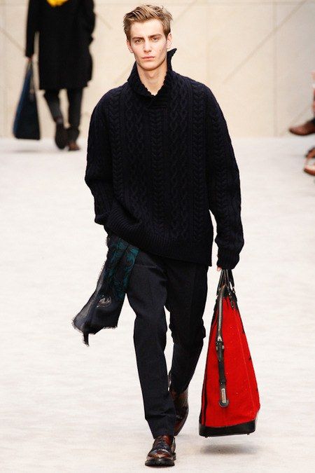 Black Runway, Men's Outfits, Man Black, Burberry Prorsum, Mens Fashion Fall, Sweater Style, Menswear Fashion, Red Sweater, Mens Fall