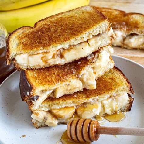 Easy Grilled Peanut Butter Banana Sandwich - Yummy and fully Cheese Ideas, Grilled Bananas, Grilled Sandwiches, Calorie Snacks, Smooth Peanut Butter, Banana Sandwich, Butter Sandwich, Classic Grilled Cheese, Herb Roasted Potatoes