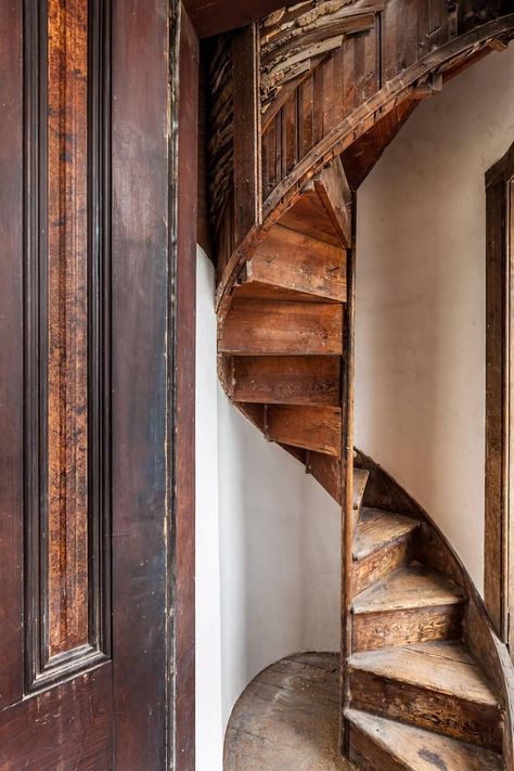 Victorian Staircase, Old Fashioned House, Small Staircase, Staircase Ideas, Interior Stairs, Studio Interior, House Stairs, Historic Preservation, Spiral Staircase