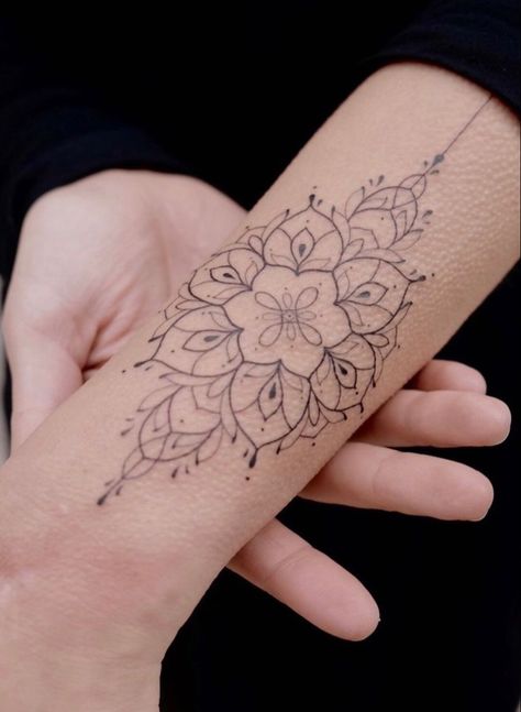 Fine Line Ornamental Tattoo Arm, Mandala Fine Line Tattoo, Rangoli Tattoo, Nature Mandala Tattoo, Fine Line Mandala Tattoo, Floral Ornamental Tattoo, Tattoo Pequeños, Someday Tattoo, Female Hand Tattoos