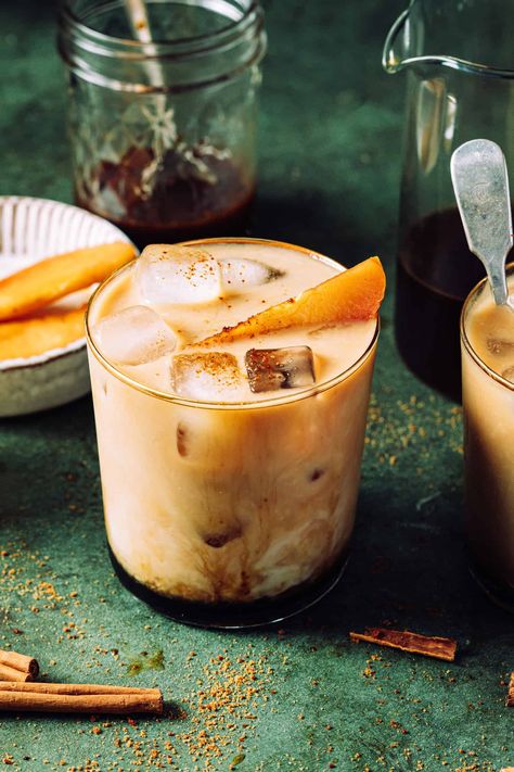 This apple crisp cold brew latte is a healthier, better-for-you version of the Starbucks fall favorite, and comes together for less than the cost of one latte!A glass of the apple crisp cold brew latte, sitting on a countertop Fall Coffee Drinks Aesthetic, Caramel Apple Cold Brew, Apple Crisp Latte Recipe, Apple Crisp Cold Brew, Unique Fall Coffee Drinks, Fall Cold Brew Coffee Recipes, Caramel Apple Latte, Fall Drink Photography, Spring Drinks Coffee