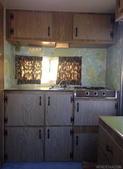 Vintage Trailer Kitchen Before Refurbished Cabinets, Caravan Restoration, Trailer Makeover, Camper Vintage, Camping Vintage, The Nugget, Vintage Camper Remodel, Tiny Trailers, Vintage Campers Trailers