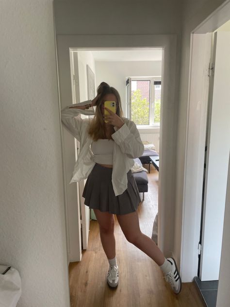 Summer Transition, Aesthetic Grey, Outfit Adidas, Samba Outfit, Grey Skirt, Inspiration Aesthetic, Trendy Outfit, Autumn Outfit, Gray Skirt