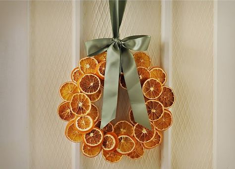 Dried Orange Wreath Julkransar Diy, Natural Christmas Decor, Simple Christmas Decor, Easy Christmas Decorations, Navidad Diy, Natural Christmas, Noel Christmas, Christmas Wreaths Diy, Homemade Christmas