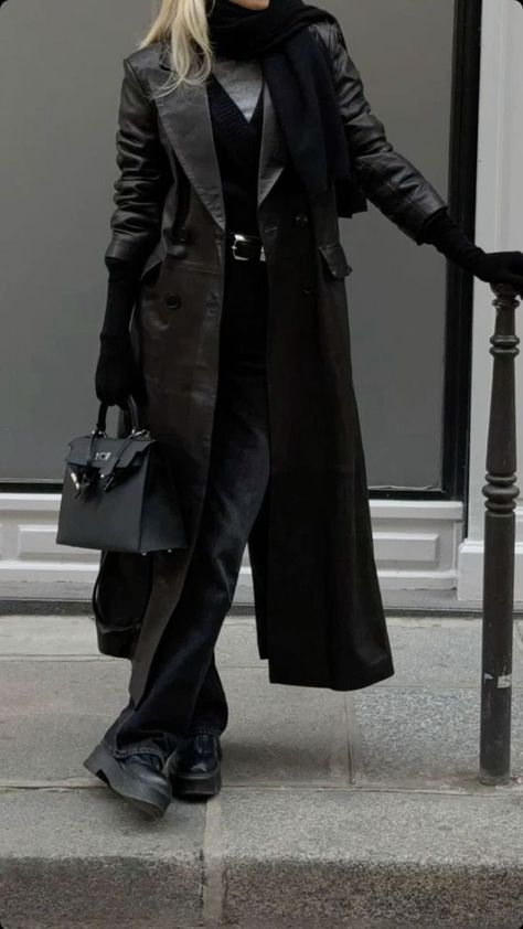 Black Winter Coat Outfit, Matrix Fashion, Womens Leather Jacket Outfit, Normcore Fashion, Winter Coat Outfits, Chic Clothing Style, Leather Jacket Outfits, Fashion Mistakes, Coat Outfits