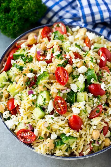 Orzo With Vegetables, Orzo Salat, Salad Mediterranean, Salad Greek, Mediterranean Orzo, Orzo Dishes, Greek Orzo, Greek Orzo Salad, Crunchy Vegetables