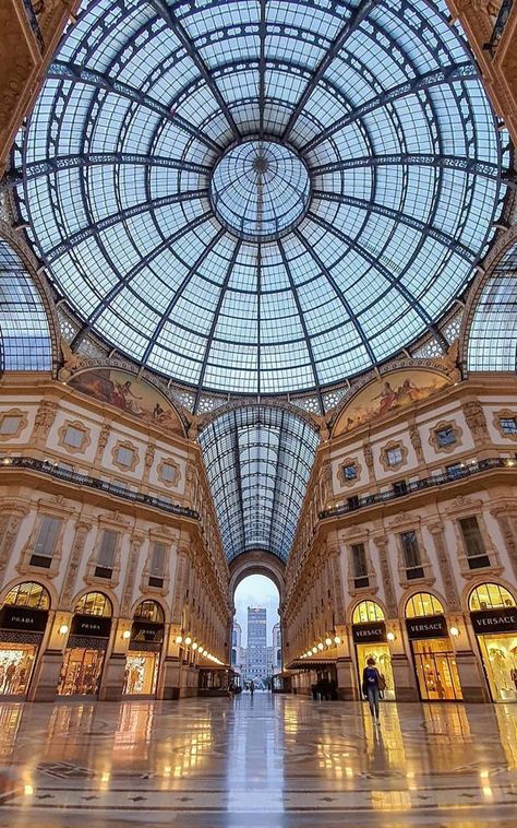 Things To Do In Milan, To Do In Milan, Milan Travel, Milan Cathedral, Gothic Cathedrals, Romantic Things To Do, Most Romantic Places, Tour Bus, Italy Aesthetic