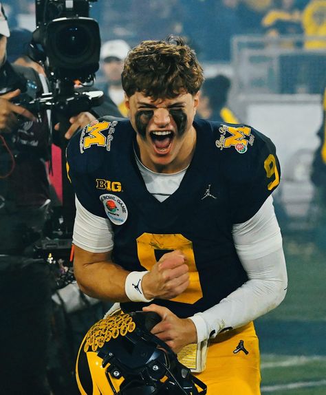 Jj Mccarthy Wallpaper, Jj Mccarthy Vikings, Football Quarterback Aesthetic, High School Quarterback Aesthetic, Jj Mccarthy Football Michigan, University Of Michigan Logo, Street Football, Ja Morant Style, Ncaa Football Teams