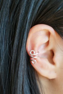 DIY Simple Ear Cuffs | im a cupcake Ear Cuff Tutorial, Ear Cuff Diy, Cuffs Diy, Simple Ear Cuff, Wire Ear Cuffs, Rhinestone Ear Cuff, Diy Wire Jewelry Rings, Feather Ear Cuff, Crystal Ear Cuff