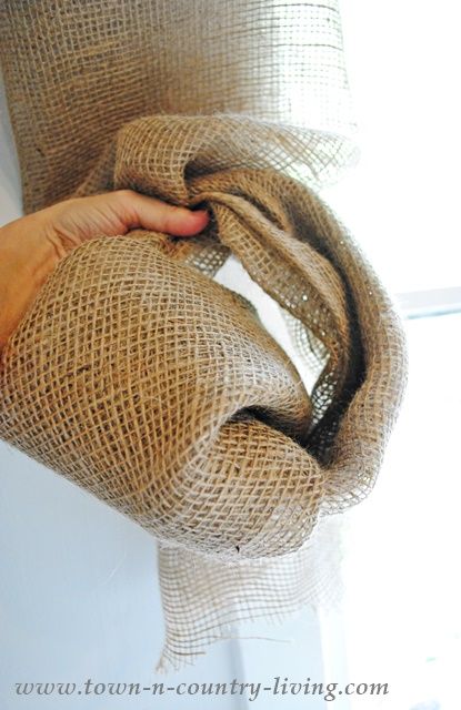 How to make a knotted burlap curtain swag Basket Wall Ideas, Window Valance Ideas, Burlap Curtains Diy, Burlap Swag, Burlap Drapes, Burlap Window Treatments, Curtain Swag, Burlap Valance, Scarf Valance