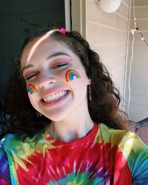 Pride Face Paint Simple, Pride Month Face Paint, Pride Facepainting, Easy Pride Face Paint, Lgbt Face Paint, Pride Parade Makeup Ideas, Pride Face Painting, Simple Pride Outfit, Pride Makeup Ideas Simple