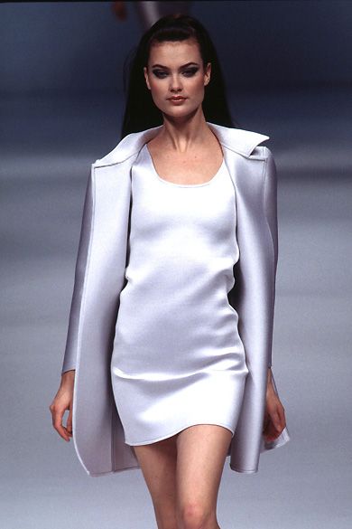 Shalom Harlow at Genny S/S 1996 Shalom Harlow Editorial, Shalom Harlow 90s Runway, Shalom Harlow Aesthetic, Supermodel Aesthetic, Elegant Long Sleeve Wedding Dresses, Shalom Harlow, Super Models, 90s Runway, 90s Runway Fashion