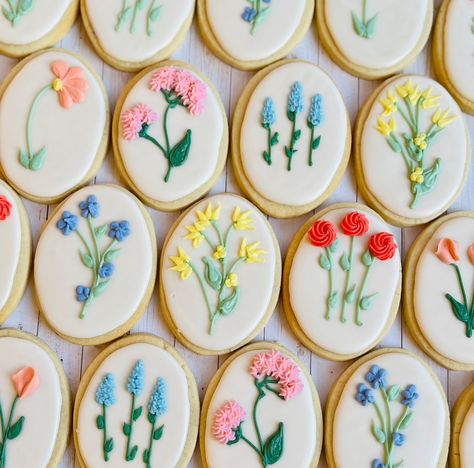 Floral Wedding Shower Cookies, Pastel Sugar Cookies, Floral Decorated Cookies, Spring Wedding Food, Wildflower Sugar Cookies, Wildflower Cookies, Spring Cookies Decorated, Flower Cookies Decorated, Decorated Cookies