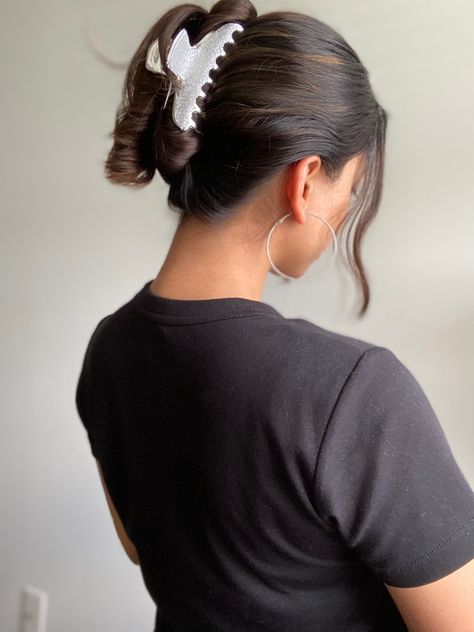 Hair bun created with a white claw clip Pretty Messy Bun, Clip Bun Tutorial, Claw Clip Bun Tutorial, Ms Darbus, Claw Clip Bun, Effortless Updo, Hair Couler, Star Wars Hair, Clip Bun