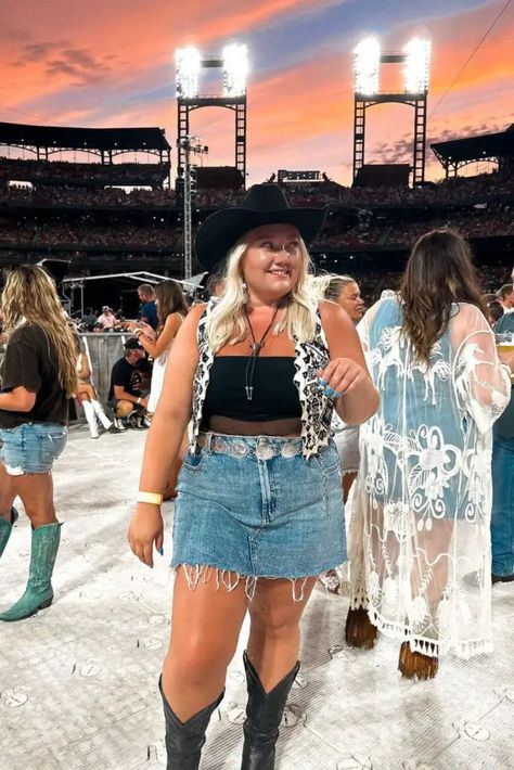 Chris Stapleton Concert Outfit, Country Concert Outfit Plus Size, Plus Size Concert Outfit Ideas, Plus Size Country Outfits, Plus Size Country Concert Outfit, Kenny Chesney Concert Outfit, Plus Size Western Outfits Woman, Plus Size Western Outfits, Country Fest Outfits