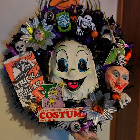 Liatra Sage | Made myself the vintage Halloween wreath of my nightmares. 🦇🎃👻 Before anyone comes for me, this 👻 mask arrived damaged and can be removed… | Instagram Michael Myers Wreath, Michael Myers Wreath Halloween, Monster Wreath Nightmare Before Christmas, Vintage Halloween, The Vintage, Halloween Wreath, Wreath, Mask, Canning