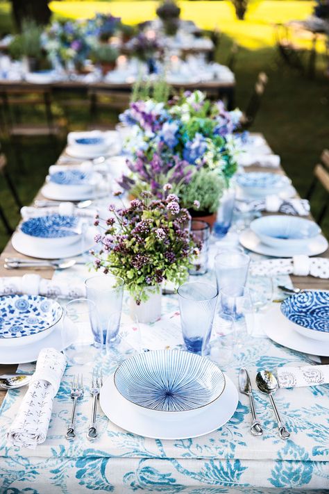 Jessica Latham &024A33Z7813 Farmhouse Dinnerware, Blue Table Settings, Blue And White Dinnerware, White Table Settings, Modern Tropical House, Alexa Hampton, Blue Dinnerware, Blue Glassware, White Ginger Jars