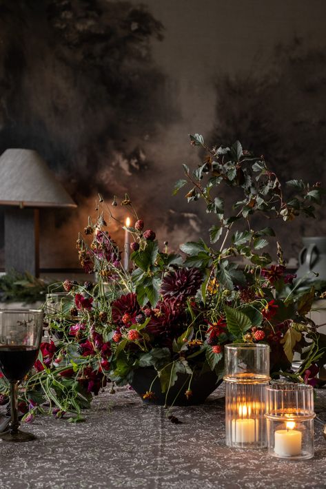 Moody Thanksgiving Tablescape, Moody Tablescape, 2023 Thanksgiving, Moody Christmas, Thanksgiving Tables, Thanksgiving Flowers, Holiday Hosting, Hosting Essentials, Thanksgiving Tablescape