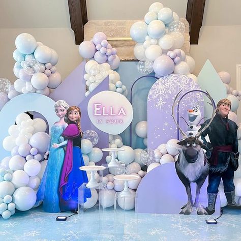 Elsa Balloon Decoration, Frozen Birthday Theme Decorations, Modern Frozen Birthday Party, Frozen Backdrop Ideas, Frozen Themed Birthday Party Decoration, Frozen Decoration Ideas, Frozen Birthday Backdrop, Frozen 3rd Birthday Party, Frozen Birthday Decor