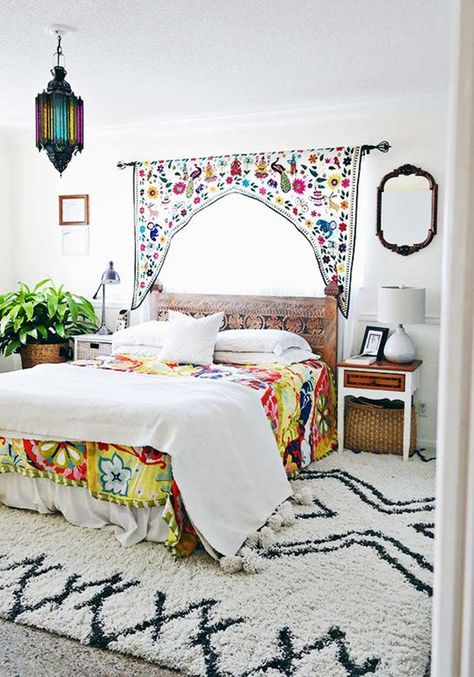 dormitorio marroqui colores brillantes Colorful Bedroom Design, Moroccan Bedroom, Cheap Chairs, Bohemian Bedroom Decor, Trendy Bedroom, Design Del Prodotto, Bed Sets, Bedroom Boho, Decor Minimalist