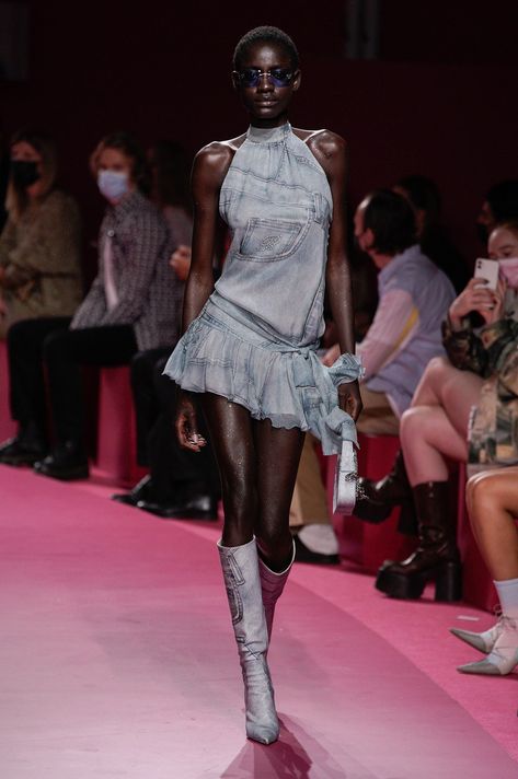 Channel Runway 2022, Y2k Runway Fashion, Blumarine Ss22, Spring Fashion Runway, Y2k Runway, Summer Runway Fashion, Denim Runway, Runway Tops, Blue Runway