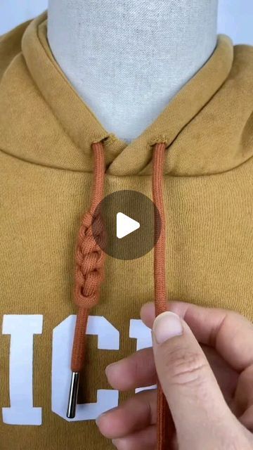 Braided Hoodie Strings, Hoodie String Knot, Sweatshirt Drawstring Knots Diy, Cute Ways To Tie Hoodie Strings, Hoodie Drawstring Knot, Tying Hoodie Drawstrings, Hoodie Lace Knot, Sweatshirt String Knots, Hoodie Knots Diy