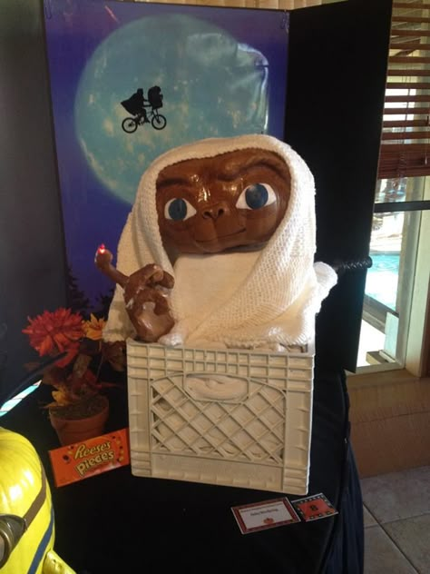 E.T. The Extra-Terrestrial E.t. Pumpkin Carving, E T The Extra Terrestrial Party Ideas, Et Pumpkin Painting, E.t. Pumpkin, Willy Wonka Pumpkin Decorating, Et Pumpkin Decorating, Pumkin Characters, Pumpkin Contest Ideas No Carve, No Carve Pumpkin Ideas