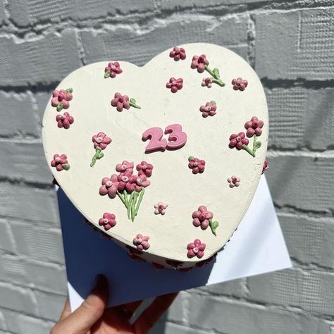 PERTH CAKE COLLECTIVE on Instagram: "I cannot with these teeny tiny piped daisy bunches 🥹" 23 Vintage Cake, Tiny Cake Design, Cake Ideas 23rd Birthday, Cute 23rd Birthday Cakes, 23 Rd Birthday Cake, 27th Birthday Ideas For Women Cake, Cake For 24th Birthday Girl, Individual Birthday Cakes Ideas, Birthday Cake For 23 Year Old Women