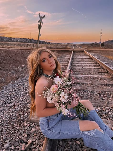 Western Spring Senior Pictures, Fall Senior Picture Ideas Outfits Country, Last Minute Photoshoot Ideas, Sr Pictures Ideas, Fun Senior Photoshoot Ideas, Cute Western Pictures Photo Ideas, Western Insta Pics, Outdoors Senior Pictures, Cute Spring Photoshoot Ideas