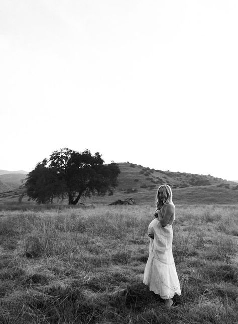 J a m i e S t r e e t Boho Maternity Shoot, Desert Maternity Photos, Boho Photography, Mama Photo, Vintage Maternity, Maternity Photography Outdoors, Boho Maternity, Maternity Inspiration, Maternity Portraits