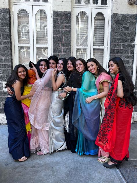 Group Photo Poses Traditional, Saree For Traditional Day In College, Saree Group Poses, Farewell Sarees Colleges, Farewell Poses, Bramha Ji, Farewell Pictures, Group Photo Poses, Sisters Photoshoot Poses