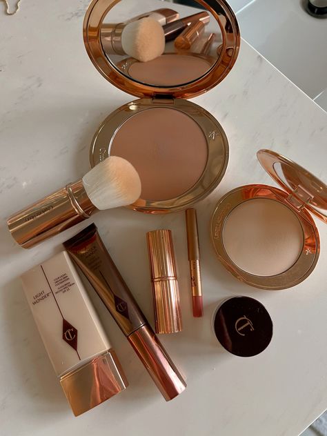 Charlotte Tilbury Aesthetic, Effortless Makeup, Tilbury Makeup, Golden Makeup, Charlotte Tilbury Makeup, Mask Brush, Makeup Wishlist, Too Much Makeup, Simple Makeup Tips