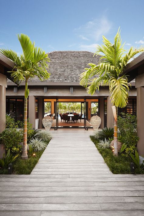 Balinese Villa, Bali Style Home, Tropical Beach Houses, Modern Tropical House, Tropical House Design, Bali Resort, Resort Architecture, Bali House, Tropical Architecture