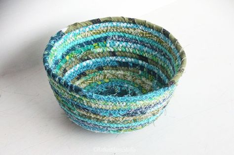 Rope Bowl Tutorial, Clothesline Basket, Fabric Basket Tutorial, Rope Bowls, Coiled Fabric Basket, Rope Projects, Coiled Rope, Scrap Fabric Projects, Fabric Bowls