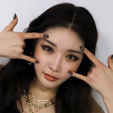 Pfp Plug, Kpop Makeup, Kdrama Icons, Kim Chungha, Hold My Hand, Kpop Icons, I Am A Queen, Girls Makeup, Other Woman