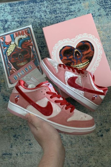 Text to bargain !!! Worldwide shipping🌎 Whatsapp/IMess:+84812895447❤️ https://linktr.ee/tipify.ru ⬅️⬅️ The best reps ever in the world #bestever #worldwideshipping #nicesneaker (130$-250$) Strange Love Dunks Outfit, Nike Strange Love, Rare Dunks, Strange Love Dunks, Nike Sb Dunk Low Strangelove, Jordan 1 Retro High Unc Patent, Dunks Sneakers, Athletic Shoes Outfit, Dunks Outfit