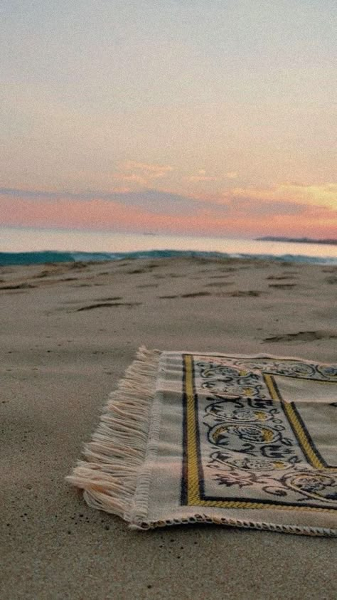 Wallpaper Mosque, Prayer Mat Islam, Aesthetic Sand, Beach Sunset Aesthetic, Wallpaper Islamic, Mekka Islam, Album Cover Wallpaper Collage, Vision Board Images, Islamic Art Canvas