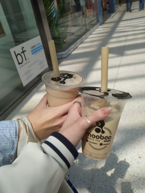 Boba Date Aesthetic, Rainy Cafe, Aesthetic Bubble Tea, Cute Photos Aesthetic, Milk Tea Aesthetic, Boba Tea Aesthetic, Boba Date, Bubble Tea Aesthetic, Boba Aesthetic