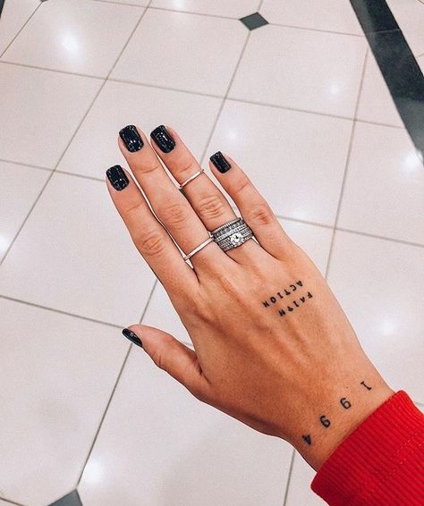 love the hand tattoo Wörter Tattoos, Tato Henna, Inspiration Tattoos, Hand Tattoos For Women, Hand Tattoo, Little Tattoos, Word Tattoos, Small Tattoo, Piercing Tattoo