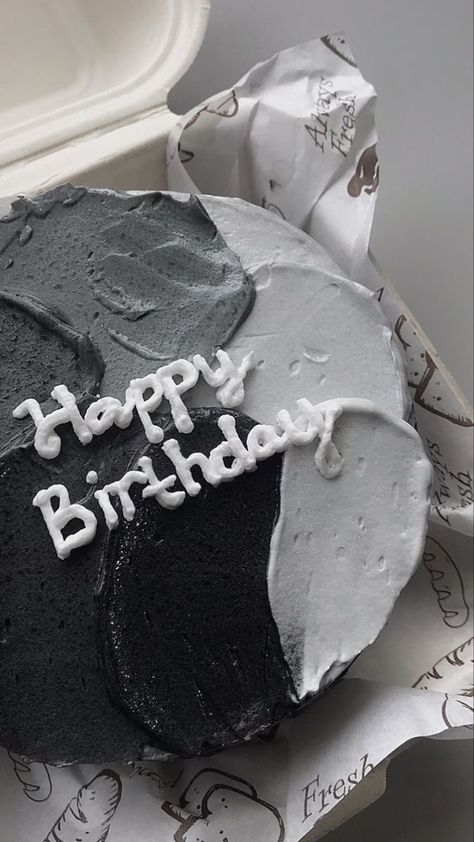 Korean Cake Hitam, Grey Cake Aesthetic, Black Bento Cake Design, Black And White Bento Cake, Black Korean Cake, Korean Bento Cake Design, Black Bday Cake Aesthetic, Bento Cake Boy, Grey Cake Ideas