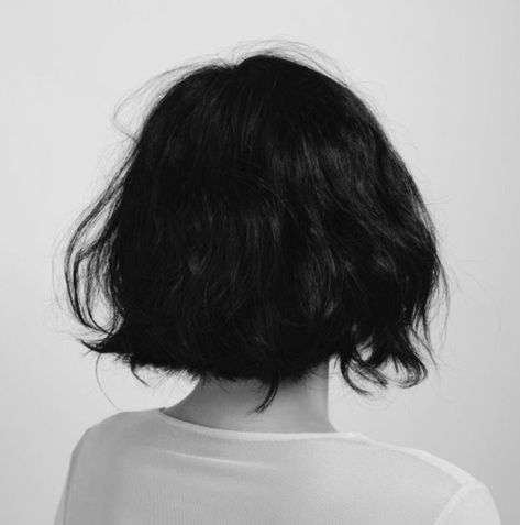 Aesthetic Short Black Hair, Black Short Hair Aesthetic Faceless, Black Bob Aesthetic, Tina Goldstein Aesthetic, Black Short Hair Aesthetic, Short Black Hair Aesthetic, Short Jet Black Hair, Michelle Alves, Tina Goldstein