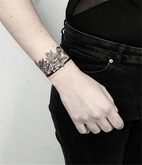 70 Gorgeous Flower Wrist Bracelet Tattoos for Women Ideas 52 – Style Female Bracelet Tattoos For Women, Wrist Band Tattoo, Wrist Bracelet Tattoo, Wrist Tattoo Cover Up, Cuff Tattoo, Bracelet Tattoo, Flower Wrist Tattoos, Geniale Tattoos, Arm Band Tattoo