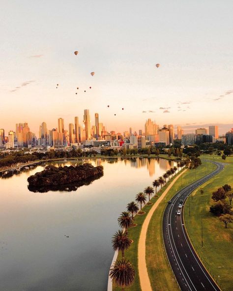 Sunrise in Albert Park with some stunning hot air balloon views 🌅🤩 📍Albert Park Lake, Bunurong country 📷 via IG @whatsgoodaustralia / @piufern Melbourne Nature, Albert Park Melbourne, Melbourne Hotel, Dream Country, Exhibition Building, Melbourne City, Hidden Spaces, Albert Park, Cultural Capital