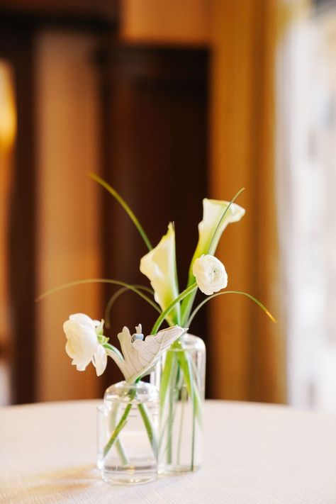 Calla Lily Wedding Decorations, Calla Lillies Centerpieces, Calla Lily Wedding Centerpiece, Small Flower Centerpieces, Calla Lillies Wedding, Calla Lily Centerpieces, Bud Vases Wedding, Bud Vases Arrangements, Lily Centerpieces