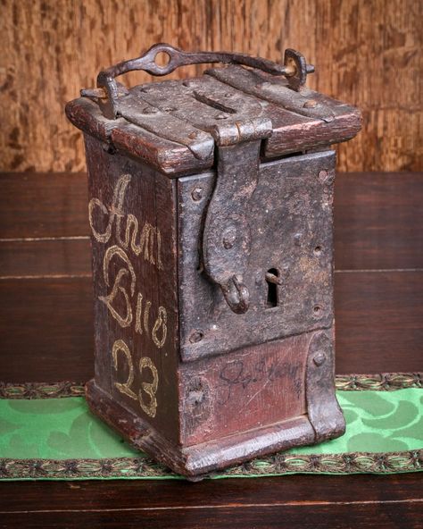 16th century alms box - Marhamchurch Antiques Egyptian Furniture, Medieval Furniture, Old Wooden Boxes, Antique Shelves, Trunks And Chests, Wood Storage Box, Medieval Period, Antique Boxes, Vintage Keys