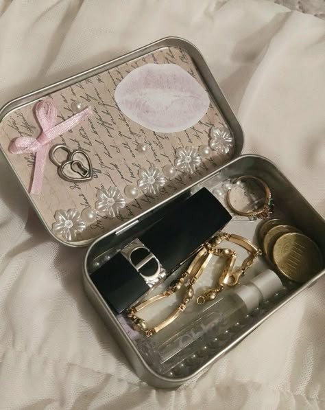 Coquette altoid wallet Cute Altoids Wallet, Altoid Box Ideas, Tin Wallet Aesthetic, Coquette Altoids Wallet, Alto Is Wallet, Altoids Wallets, Wallet Ideas, Altoid Tin, Altoid Wallet