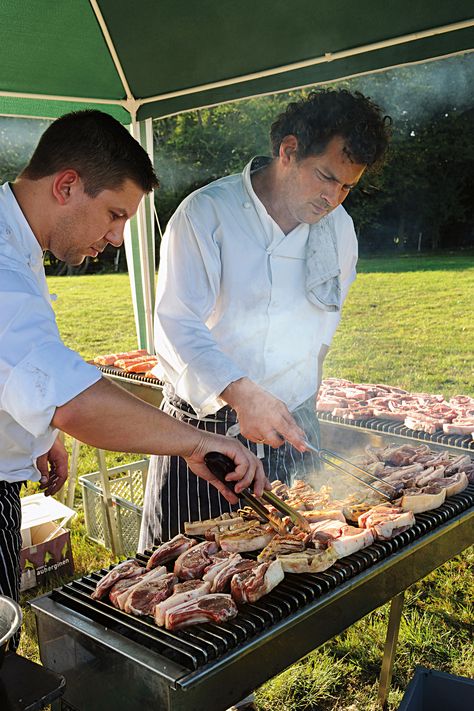 Outdoor Bbq Wedding Reception, Wedding Bbq Reception, Wedding Bbq Ideas, Wedding Food Bbq, Wedding Bbq Buffet, Wedding Barbeque, Green Burger, Restaurant Content, Bbq Event