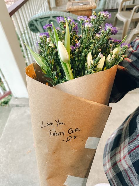 Bouquets From Boyfriend, Boyfriend Giving Flowers Aesthetic, Boyfriend Holding Flowers, Boyfriend Bringing Flowers, Flower Bouquet From Boyfriend, Fall Aesthetic Boyfriend, Surprise Flowers From Boyfriend, Boyfriend Flowers Aesthetic, Boyfriend With Flowers