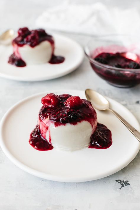 A creamy, dairy-free, coconut panna cotta that's topped with slightly boozy macerated berries. A delicious dessert recipe! Easy Panna Cotta Recipe, Vegan Panna Cotta, Coconut Panna Cotta, Pudding Chia, Panna Cotta Recipe, Tiramisu Dessert, Beautiful Desserts, Dairy Free Dessert, Diet Vegetarian