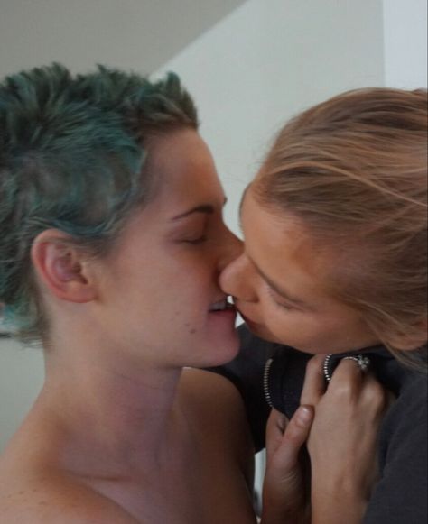 💋😽 Stella Maxwell Kristen Stewart, Kristen Stewart And Stella Maxwell, Kristen Stewart Kiss, Julianne Hough Dancing, Kristen Stewart Stella Maxwell, Kristen Stewart Eyes, Kristen Stewart Girlfriend, Kristen Stewart Gif, Kristen Stewart And Stella